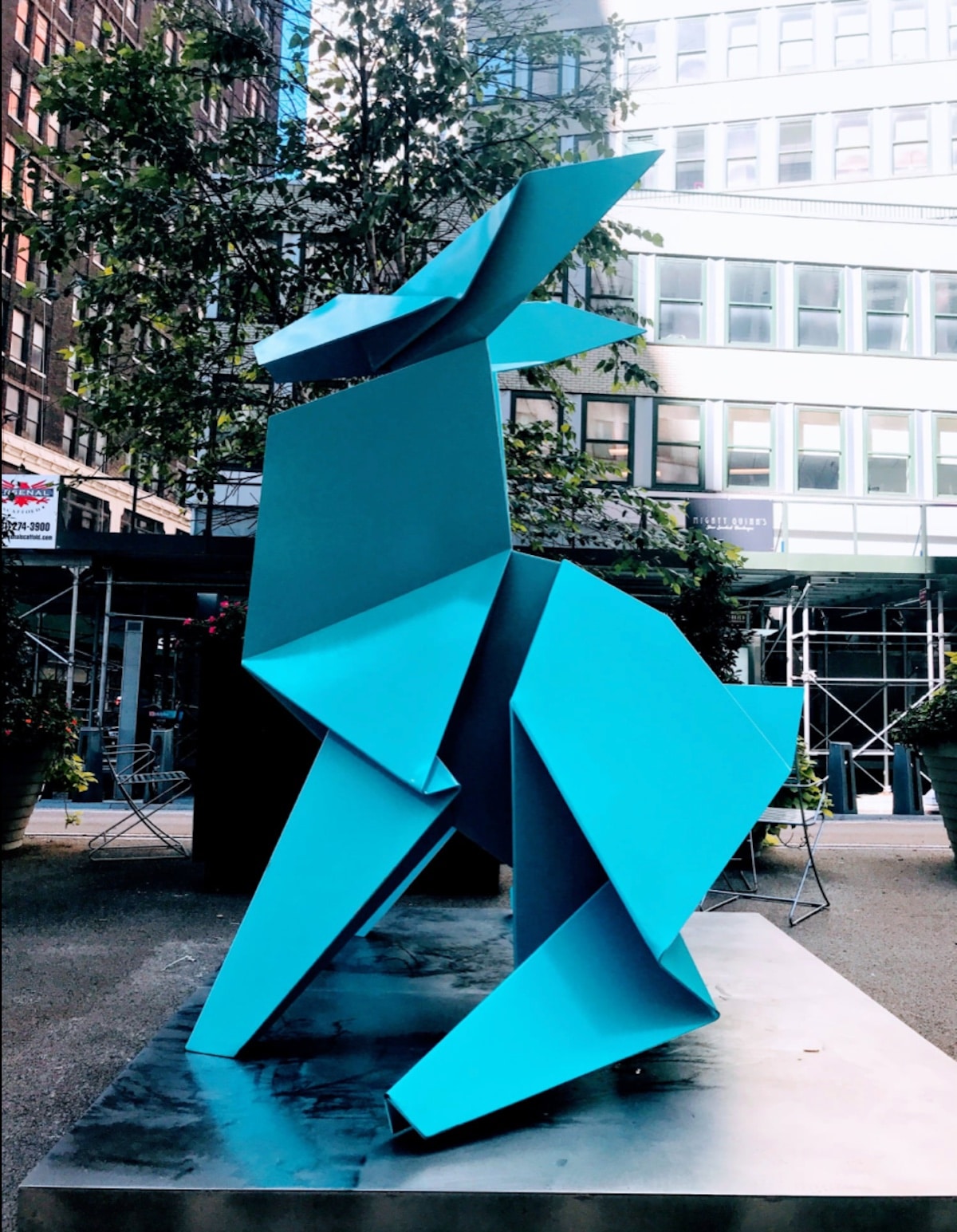 Gigantescas esculturas de origami en el Garment District de Nueva York por Hacer