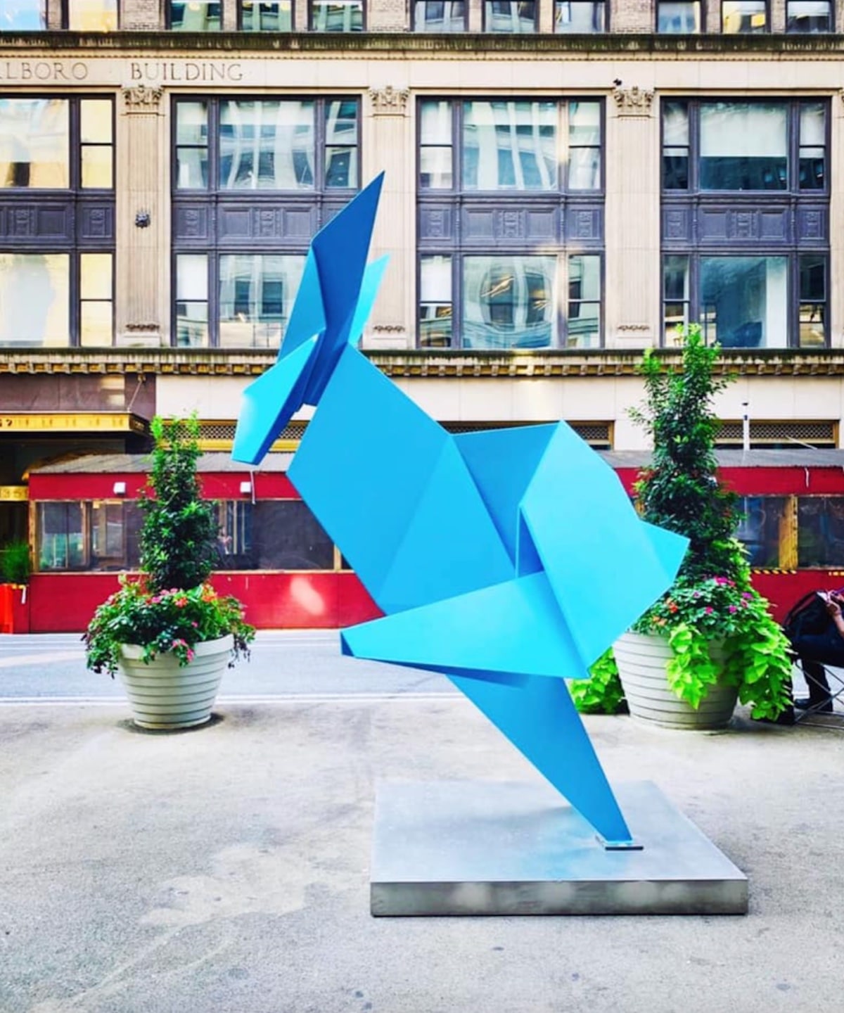 Gigantescas esculturas de origami en el Garment District de Nueva York por Hacer