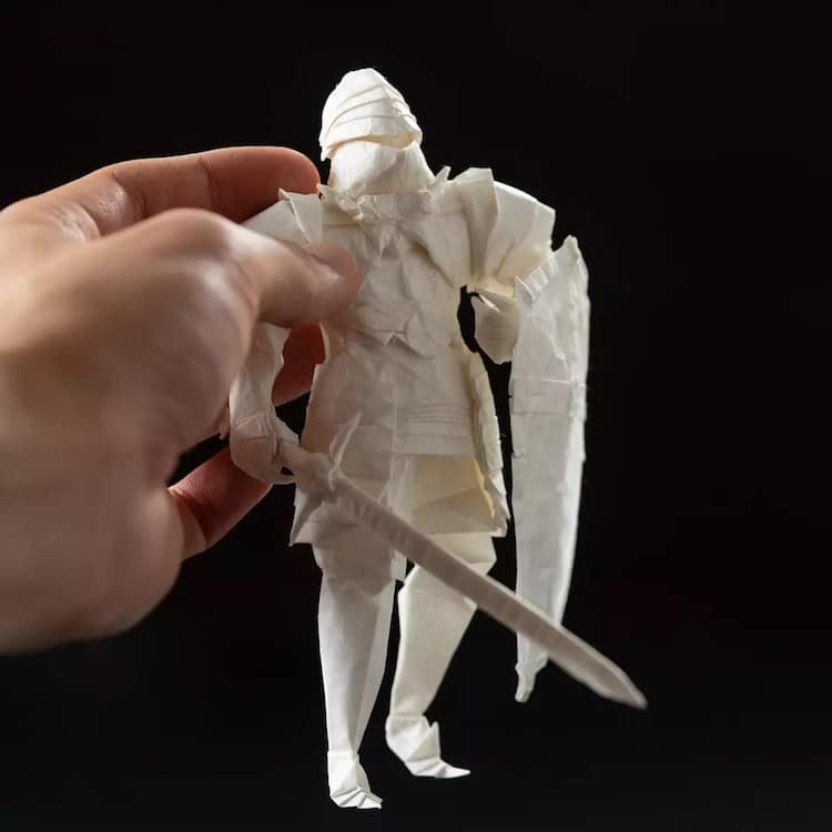 Sculpture en papier chevalier en origami par Juho Konkkola