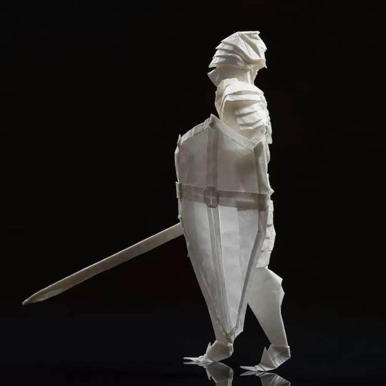 Sculpture en papier chevalier en origami par Juho Konkkola