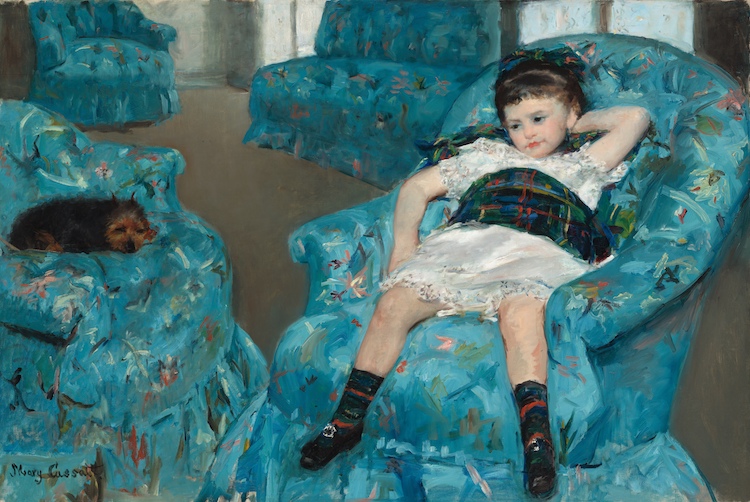 Niña pequeña en un sillón azul