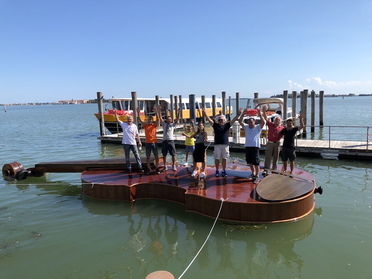 Grand violon flottant à Venise