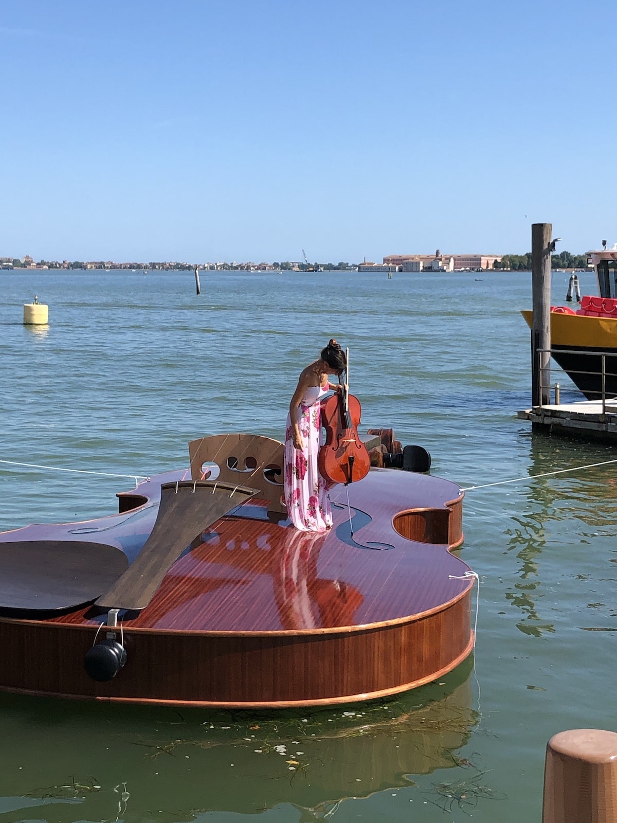 Installation d'art public violon géant à Venise