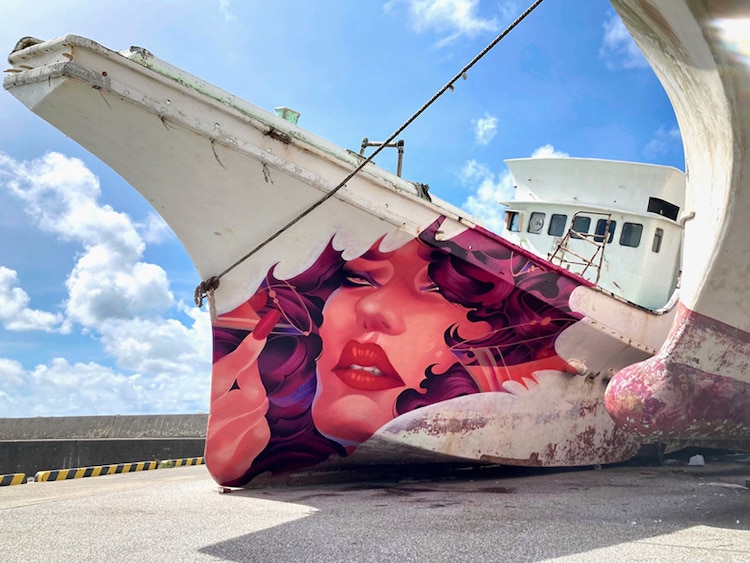 Mural de una mujer pintado en un barco por ONEQ