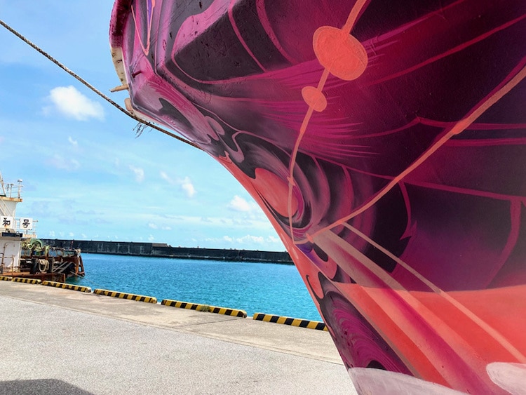 Mural de una mujer pintado en un barco por ONEQ
