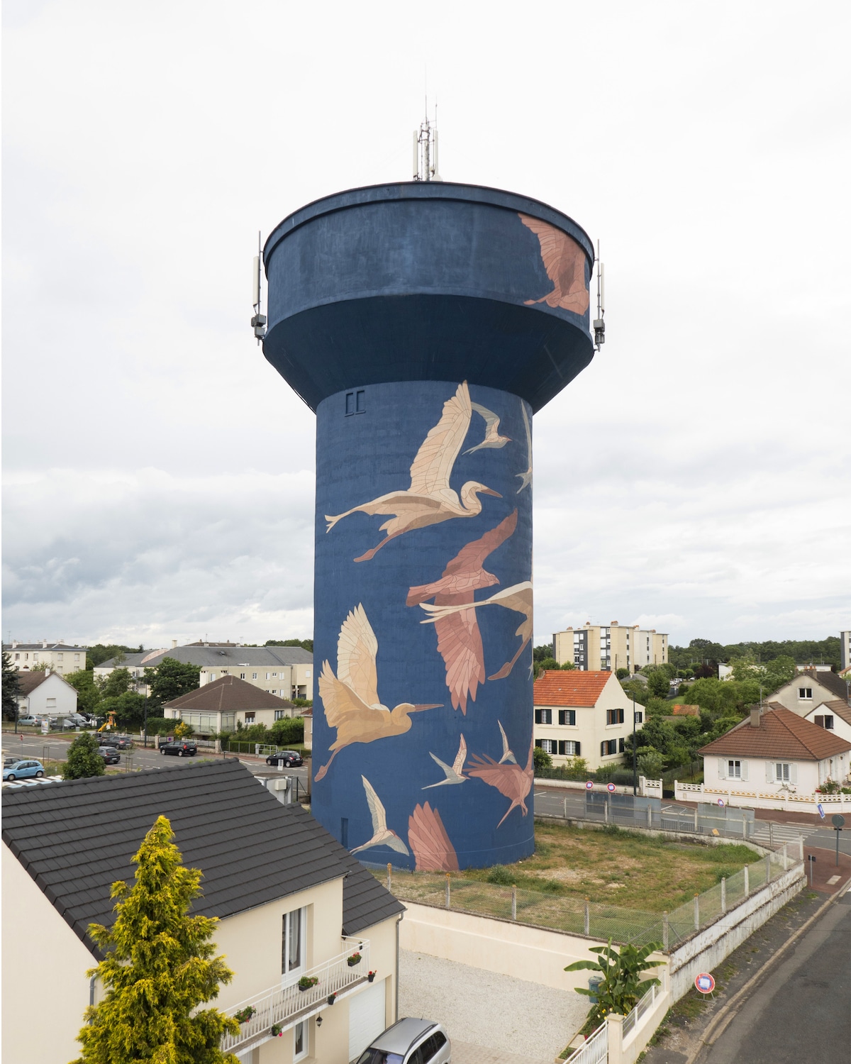 Château d'Eau Peint à Gien par Taquen