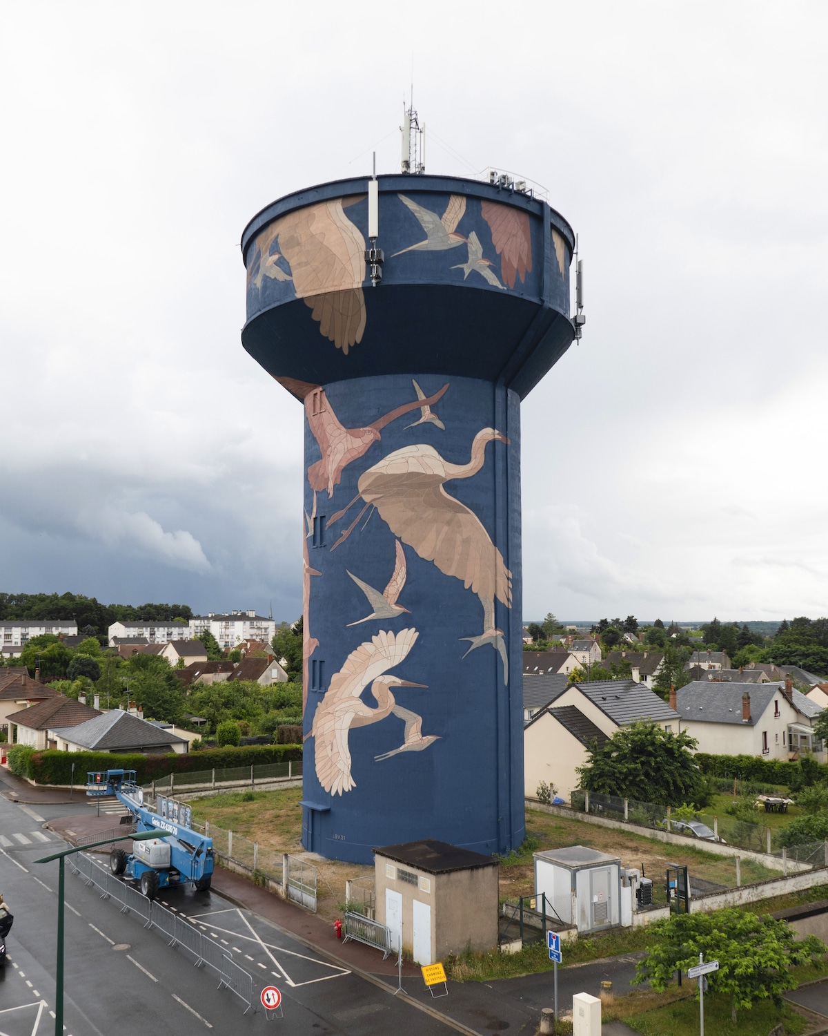 Oiseaux peints sur château d'eau à Gien