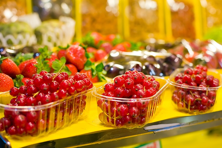 España prohíbe las envolturas de plástico para frutas y verduras para reducir los residuos