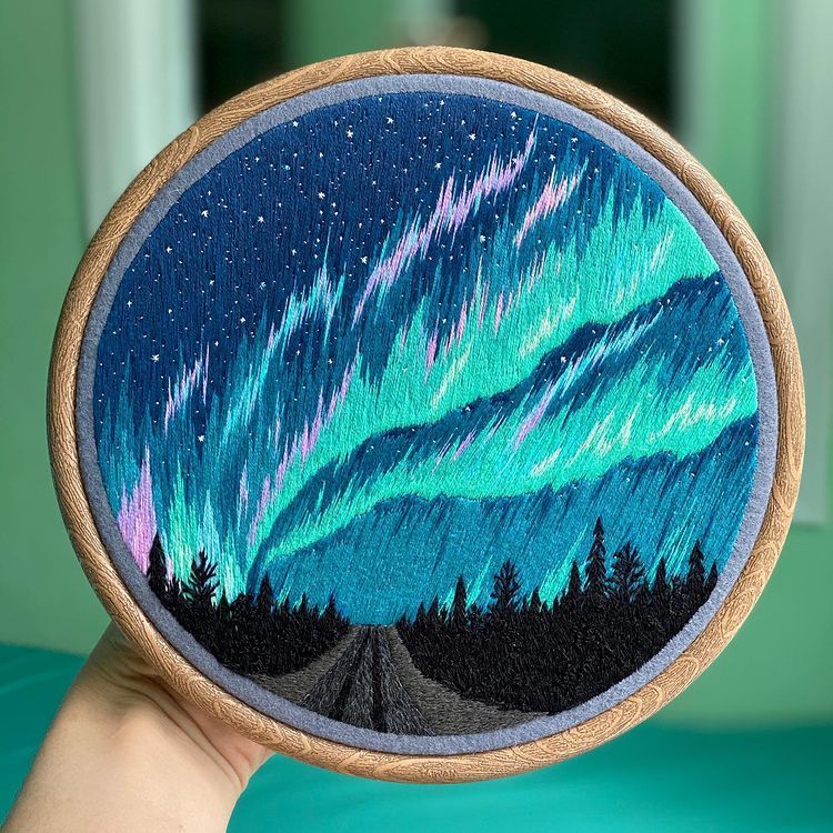 Ricami brillanti catturano la grande bellezza dell'aurora boreale di Tanya Mironowa