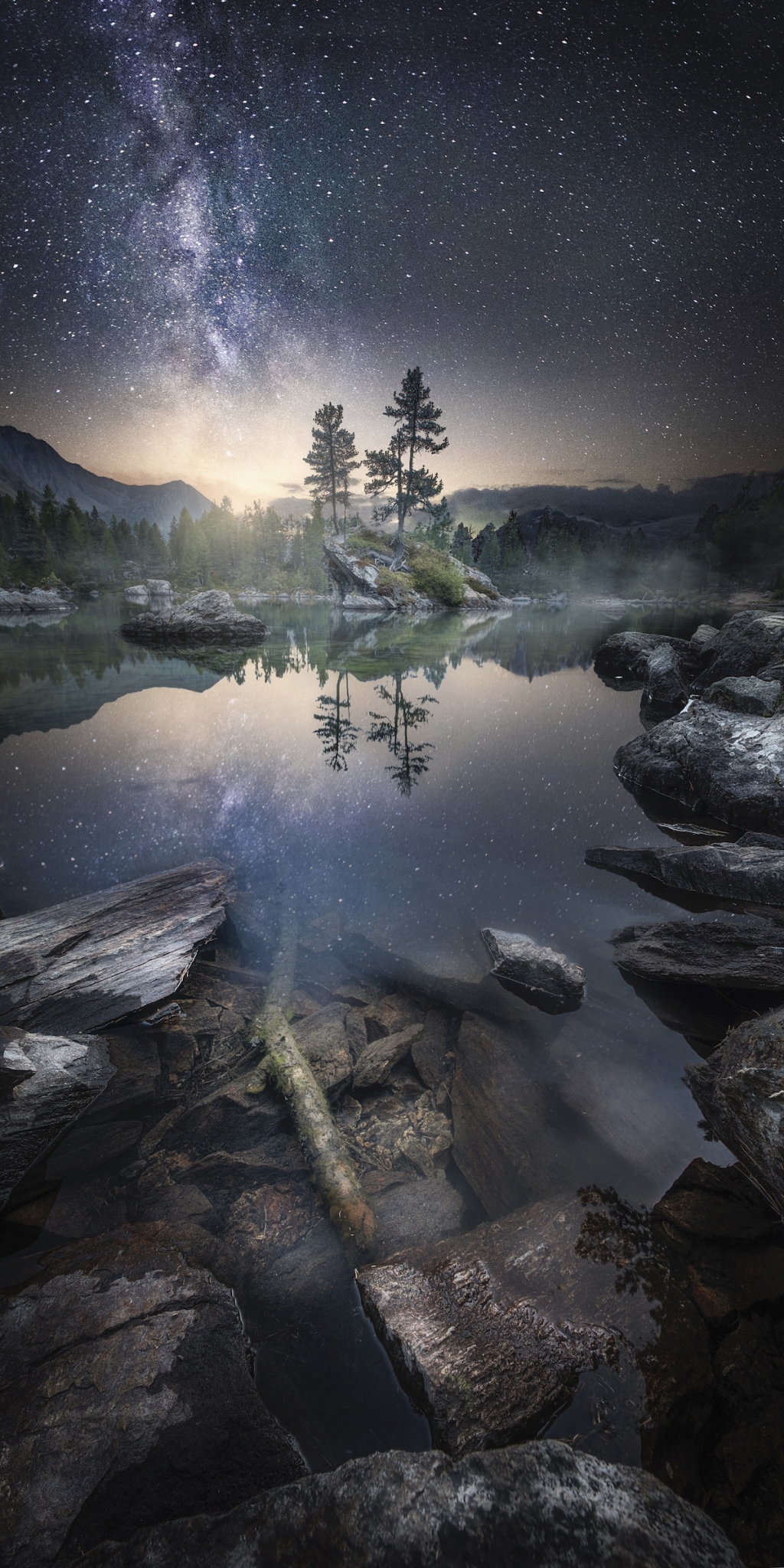 La Vía Láctea reflejada en un lago suizo