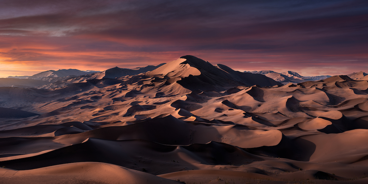 Foto panorámica de las montañas al anochecer