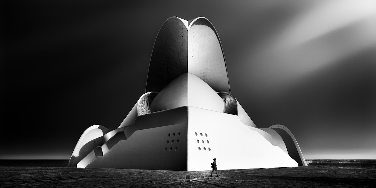 Foto panorámica en blanco y negro de arquitectura