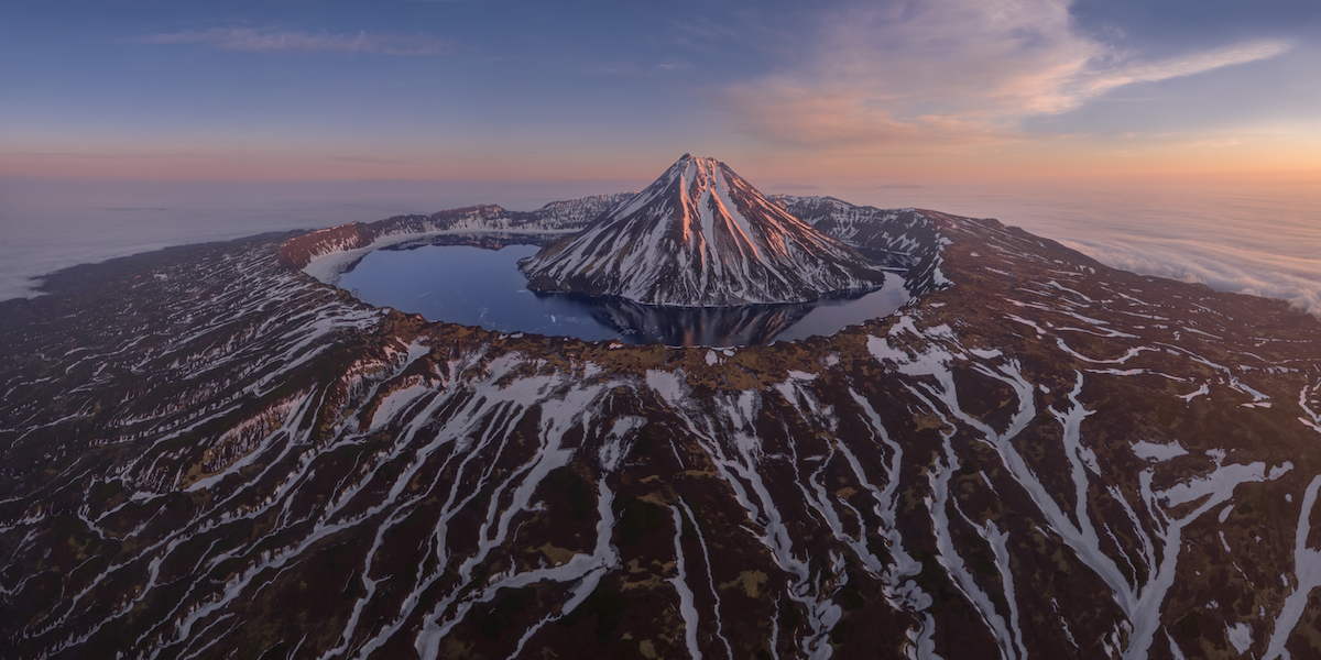 Foto panorámica aérea de un lago en las montañas