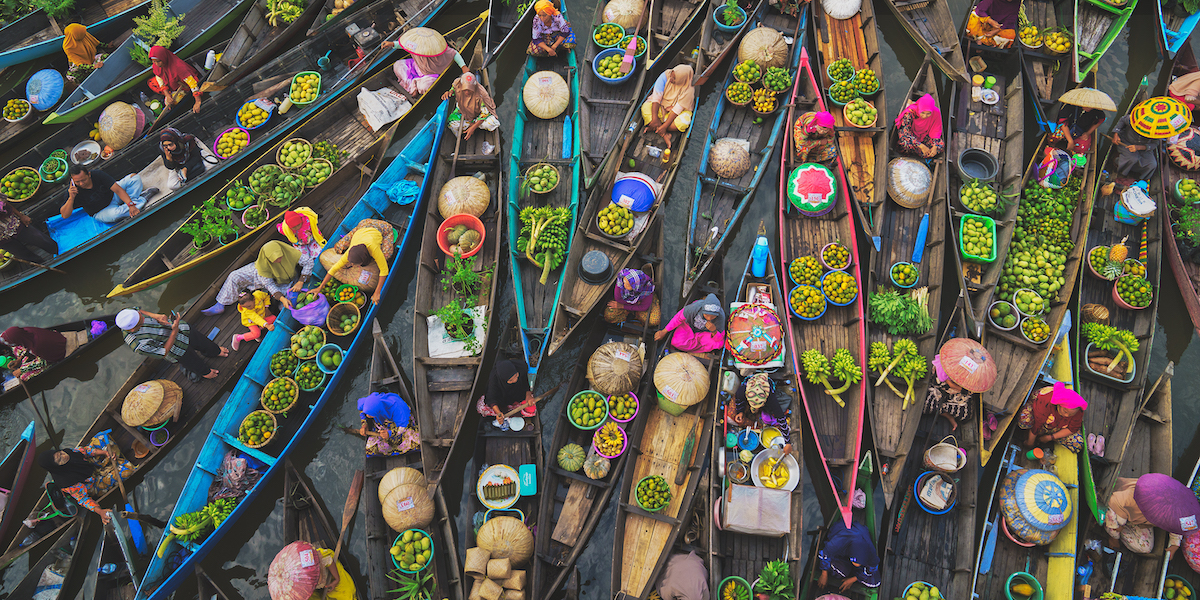 Panorama de personnes faisant du bateau sur une rivière en Thaïlande