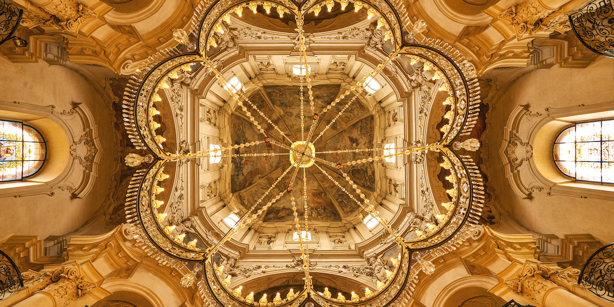 Foto panorámica del interior de una iglesia