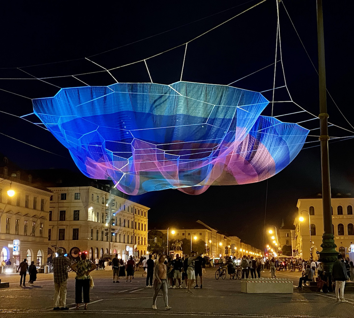 Instalación de Janet Echelman en Múnich para Mercedes Benz