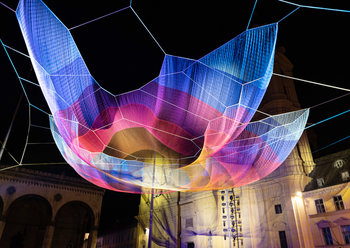 Instalación de red en Odeonsplatz, Múnich, por Janet Echelman