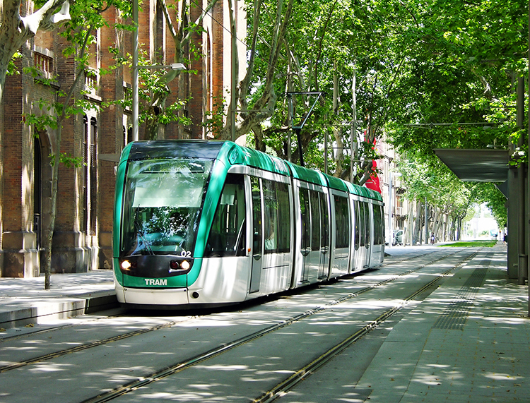 Tranvía moderno en Barcelona, España