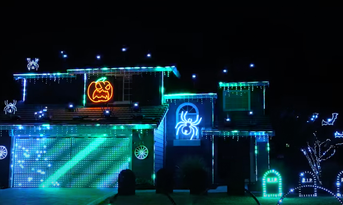 igen Har lært Paine Gillic Halloween Light Show Is Perfectly Synced to Rage Against the Machine