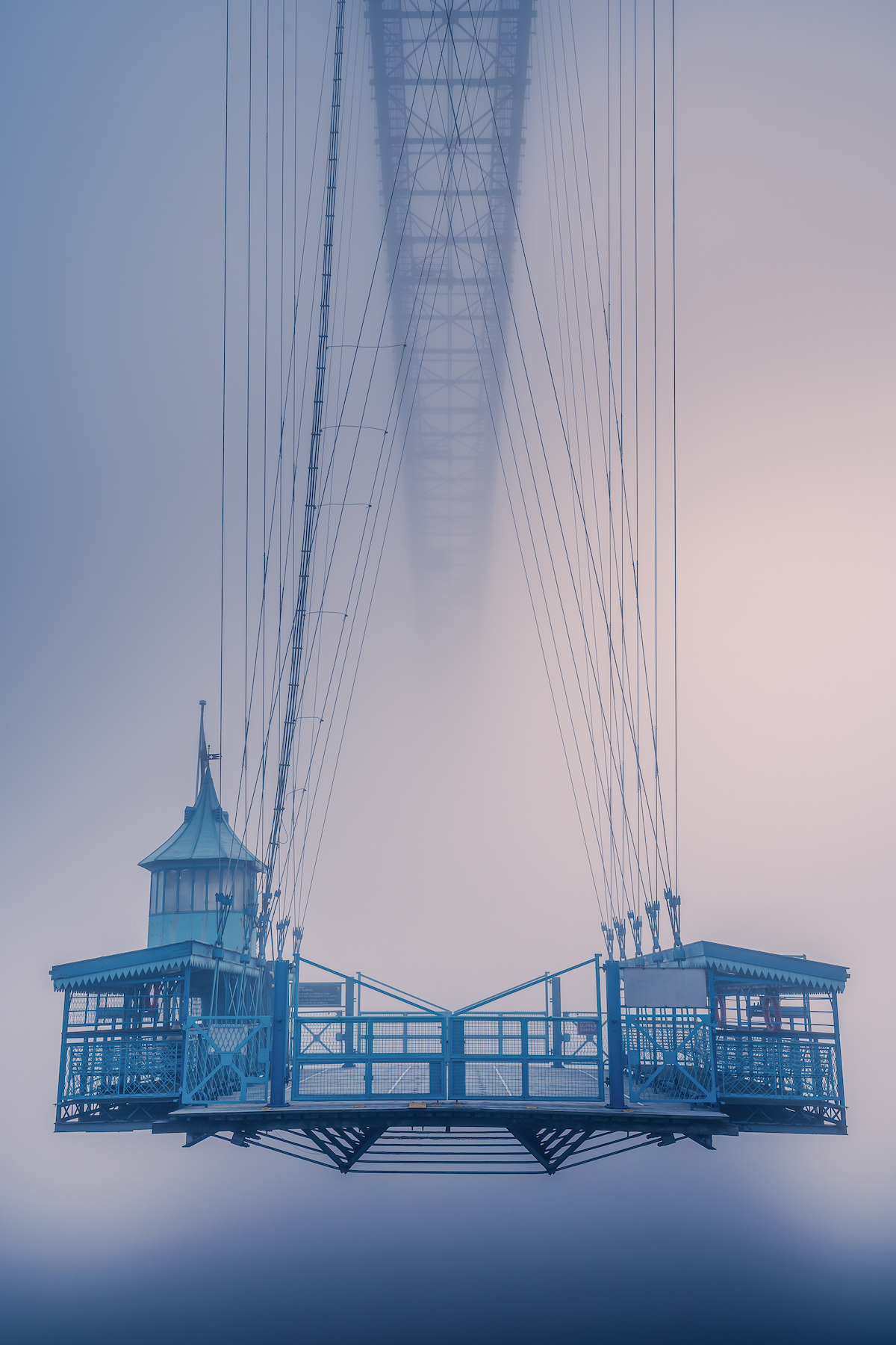 Newport Transporter bridge dans le brouillard