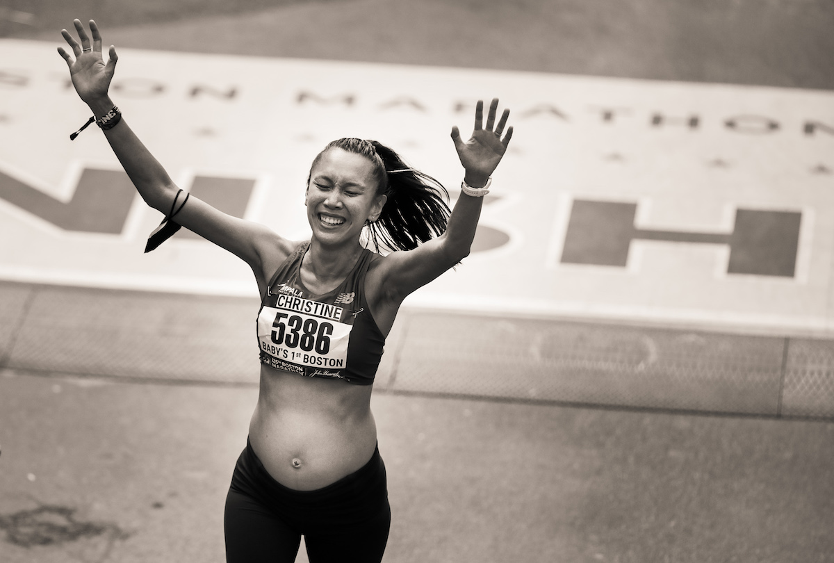 Femme enceinte à la ligne d'arrivée du marathon de Boston 2021