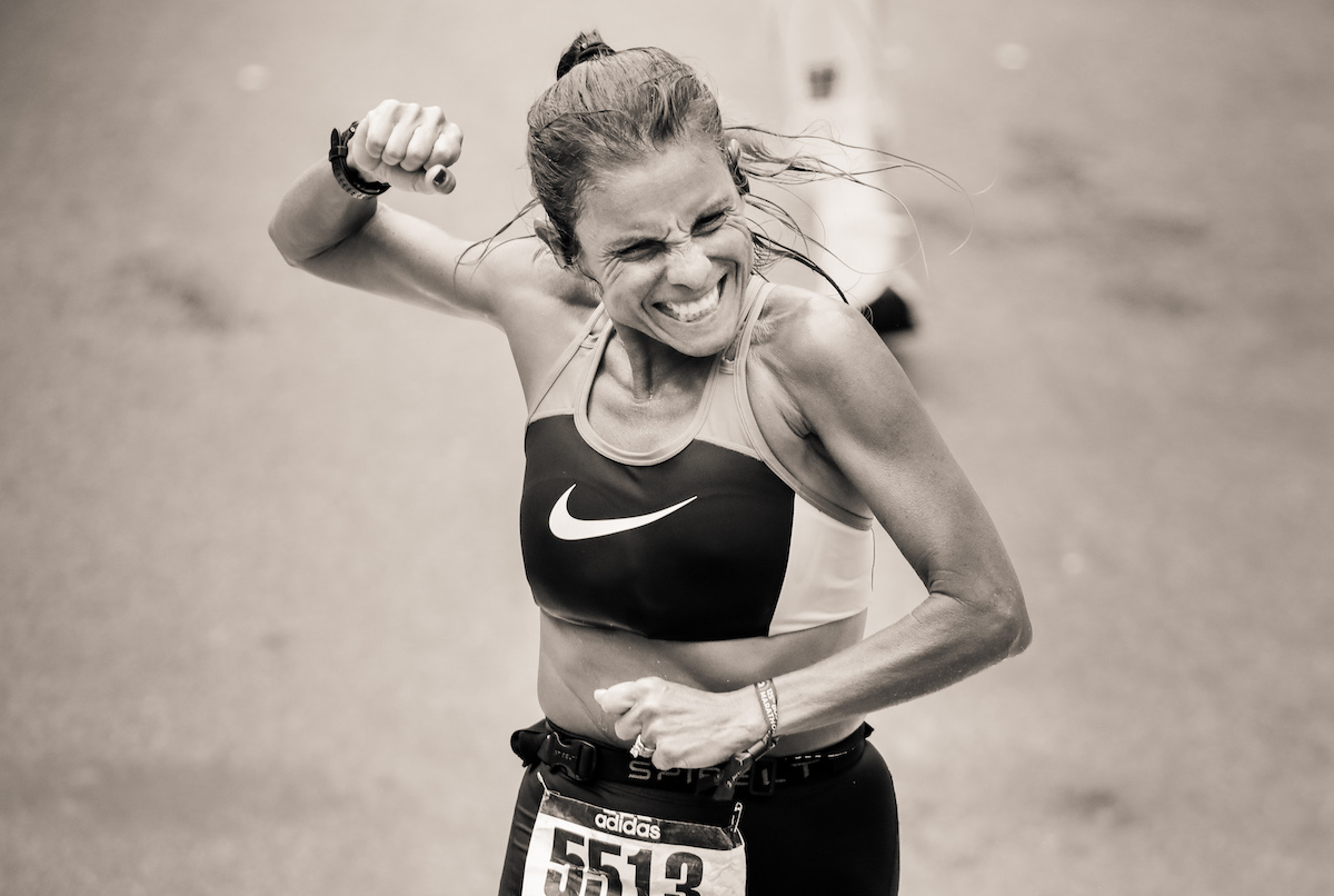 Femme franchissant la ligne d'arrivée du marathon de Boston 2021