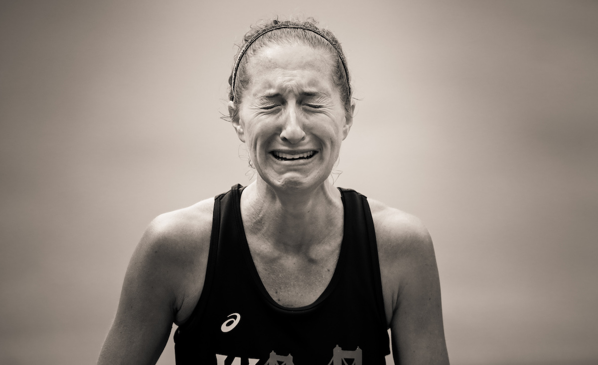 Une femme pleure alors qu'il franchit la ligne d'arrivée du marathon de Boston 2021