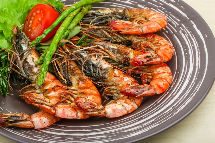 Grilled prawns with asparagus, rosemary and salad leaves