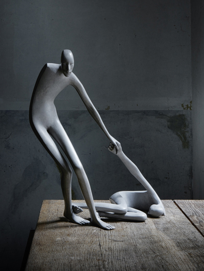 Escultura de persona alargada de Isabel Miramontes