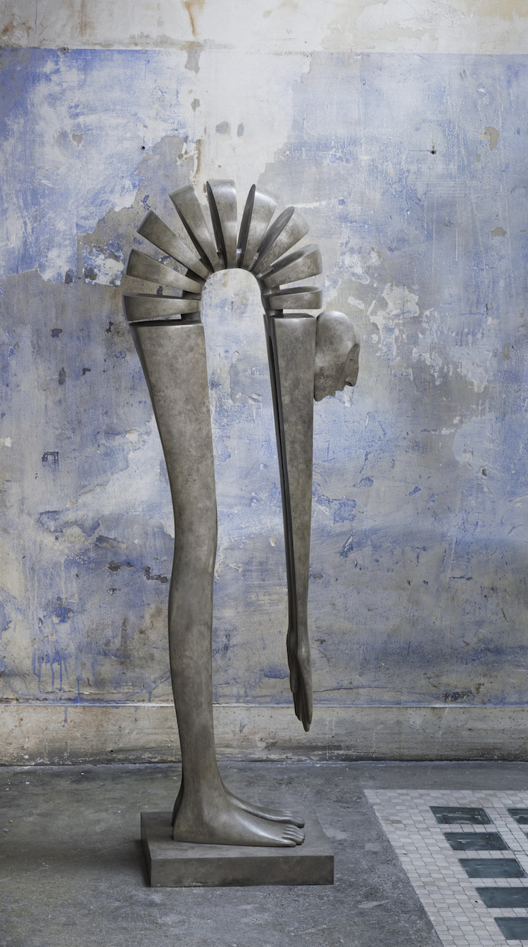 Escultura de persona alargada de Isabel Miramonte