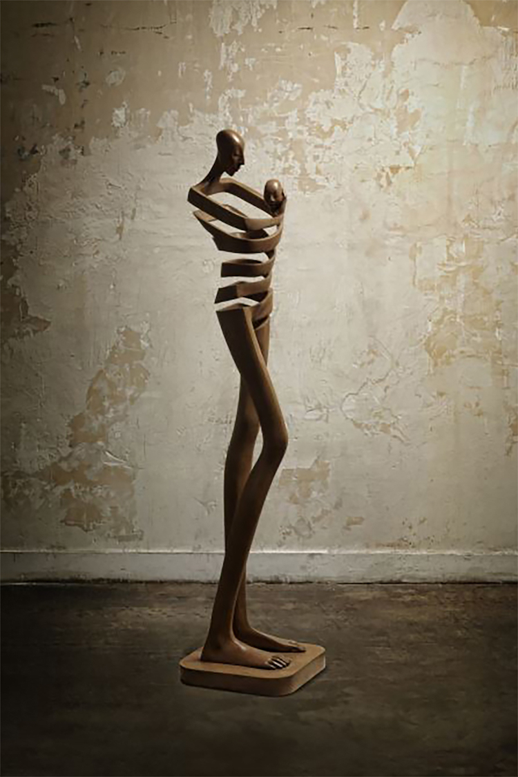 Escultura de persona alargada de Isabel Miramontes