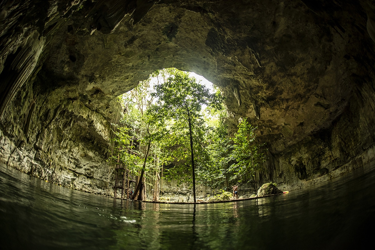 Dentro de una cueva llena de agua en México
