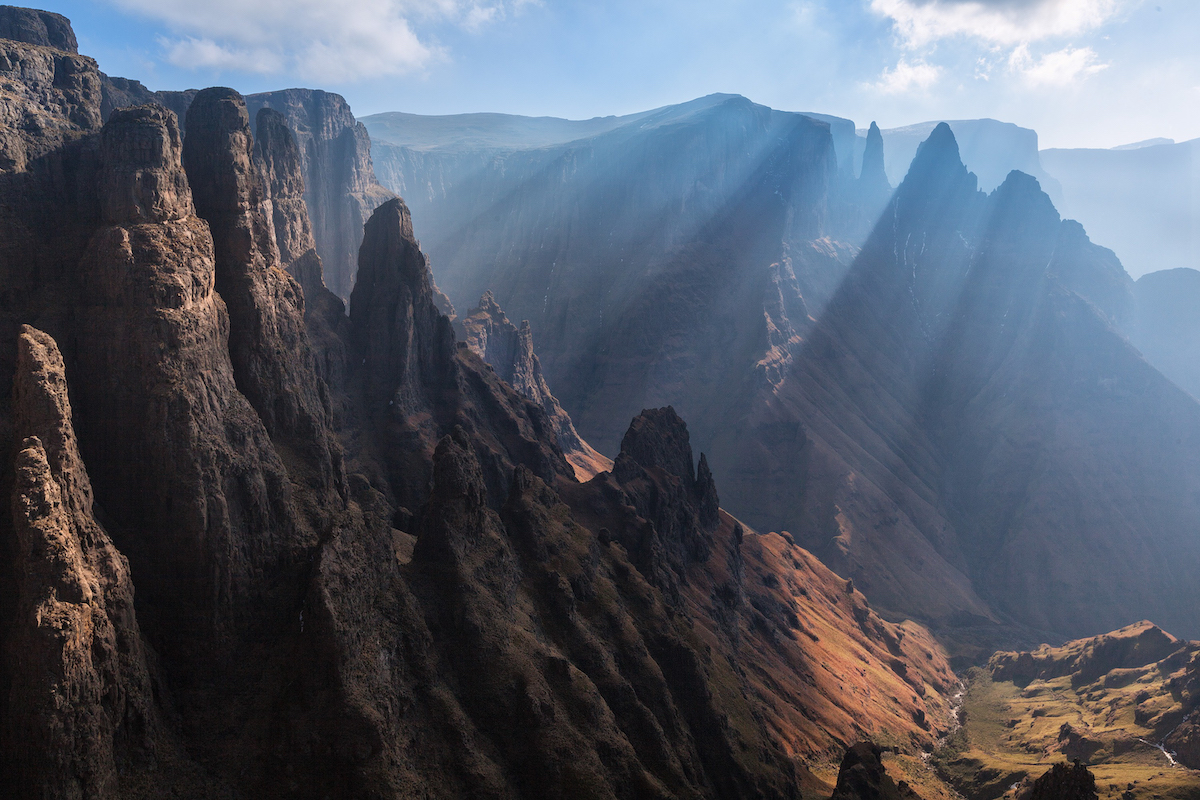 Luz del sol sobre las montañas Drakensberg