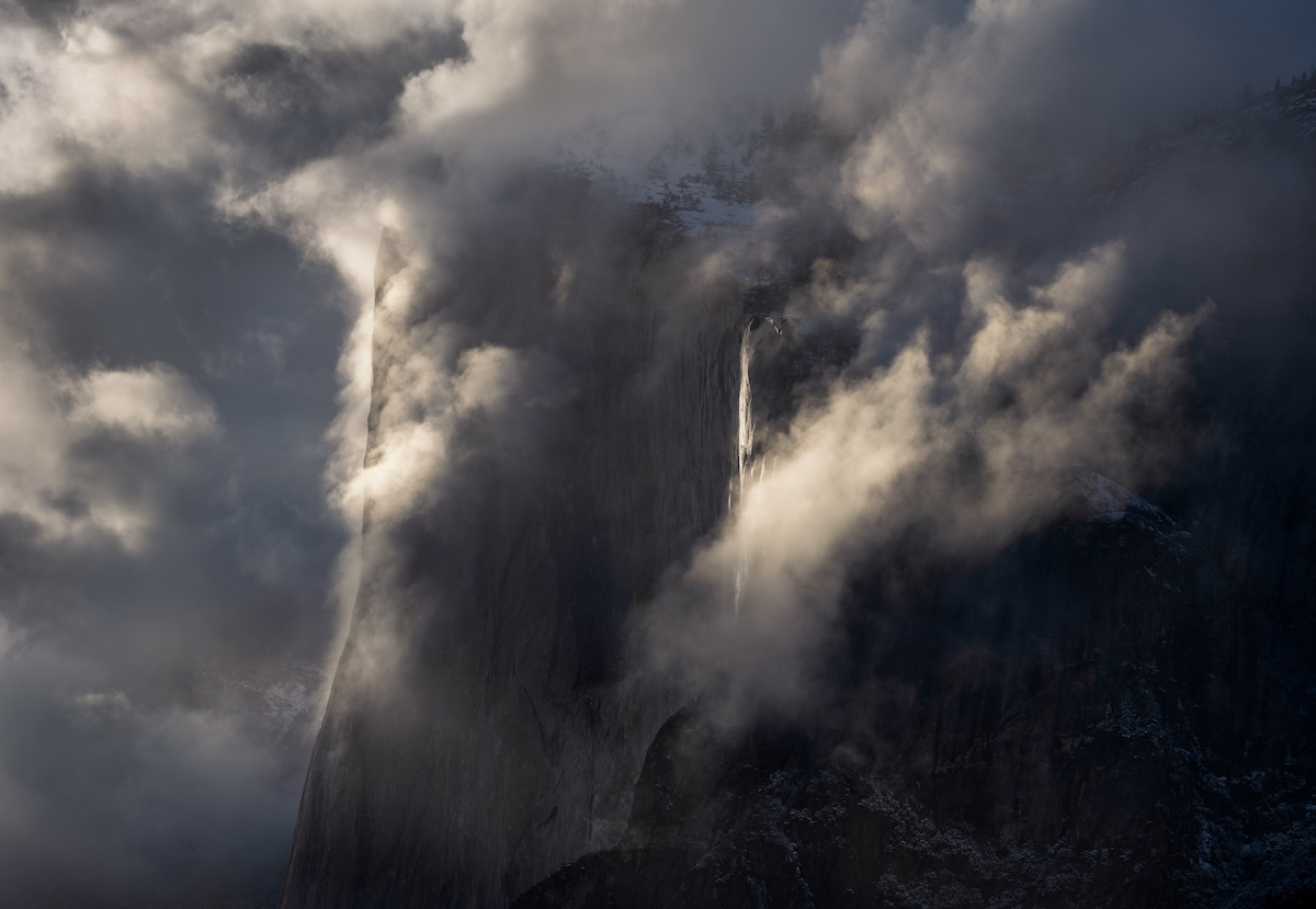 El Capitan en Yosemite cubierto de niebla