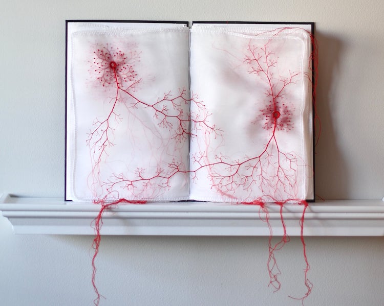 Libros bordados con hilo rojo por Rima Day