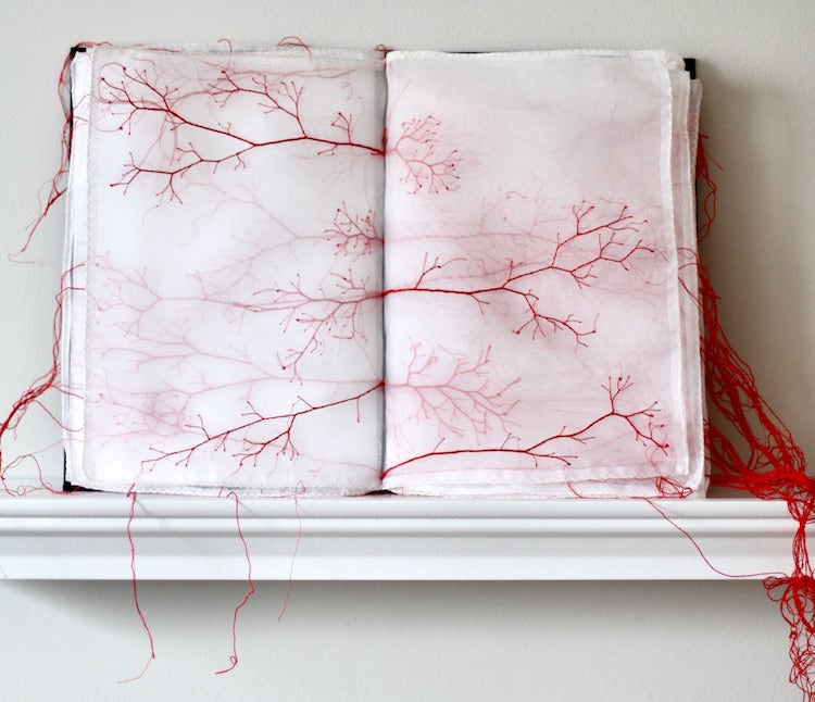 Libros bordados con hilo rojo por Rima Day