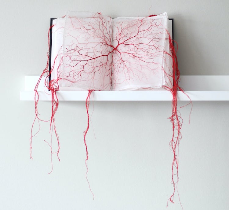 Libros bordados con hilo rojo por Rima Day