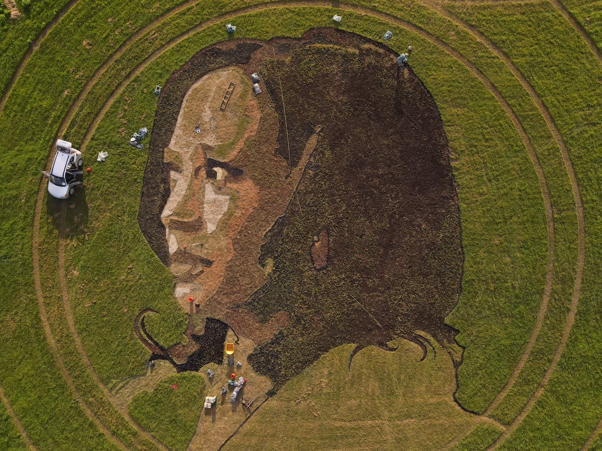 Portrait de Kamala Harris creusé dans la terre