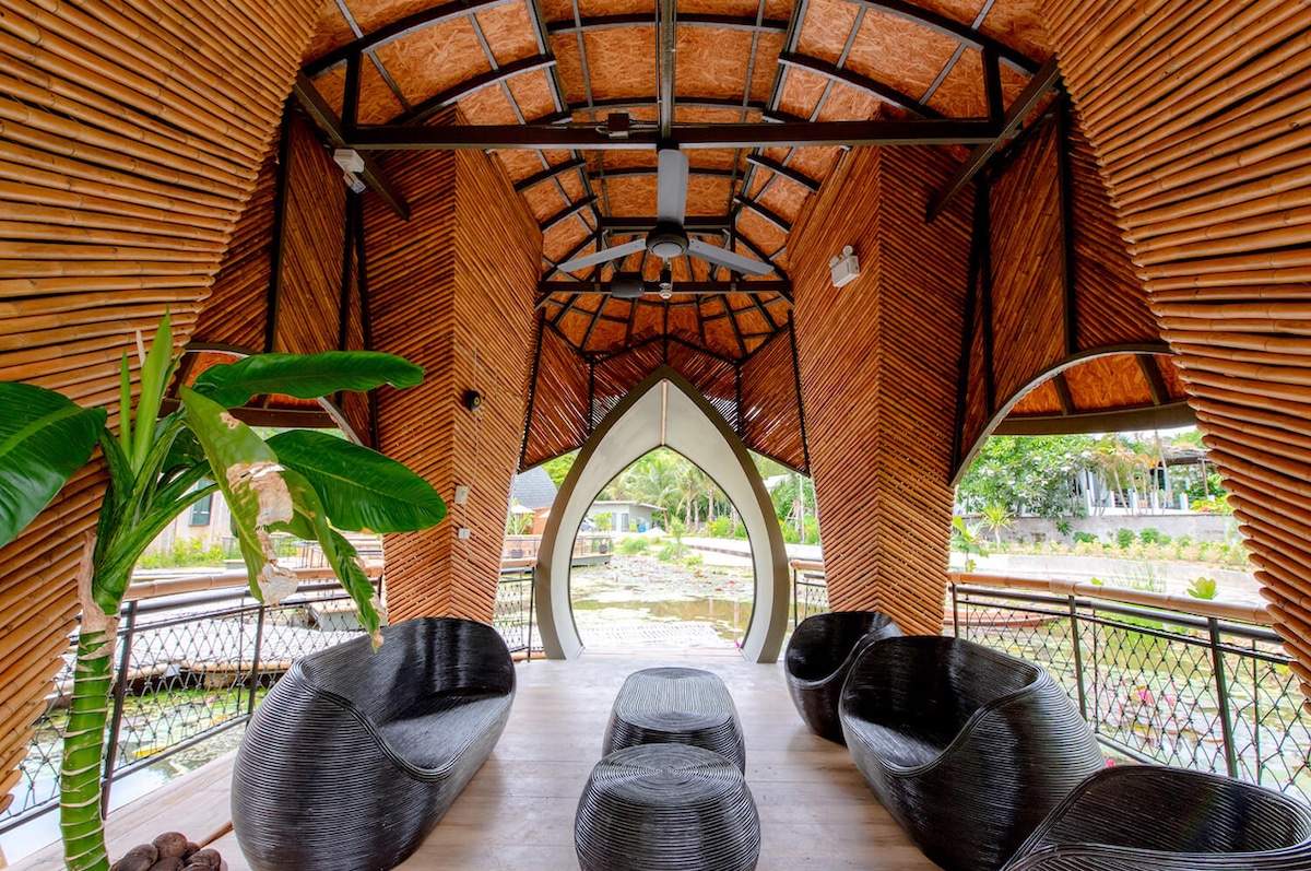 Des bungalows en bambou dans la destination éco-touristique de Turtle Bay en Thaïlande célèbrent le folklore local