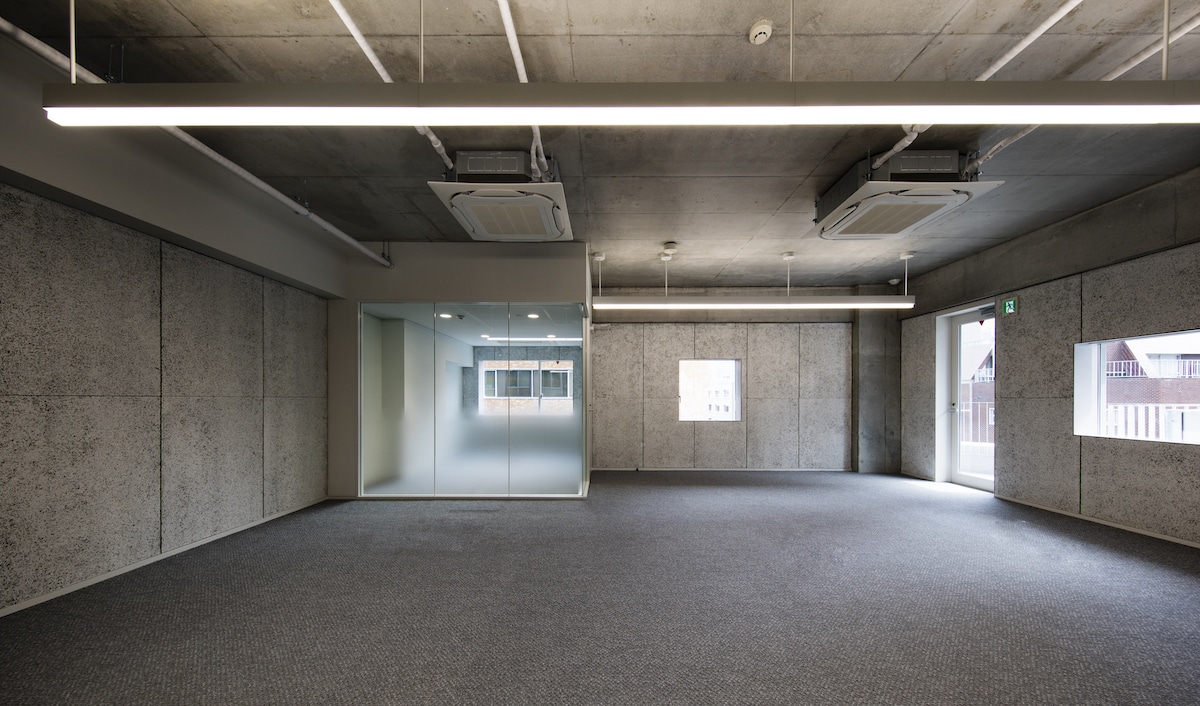Interior of ARAKAWA Office Building by Nikken Sekkei