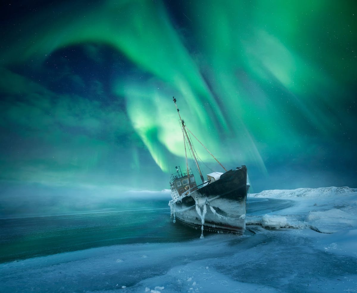 Aurora boreal sobre un barco abandonado en Rusia