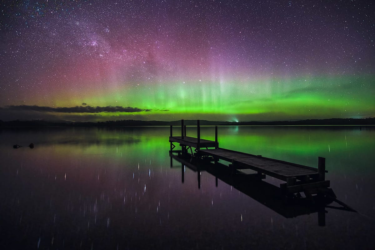 Aurora boreal sobre las aguas de Tasmania
