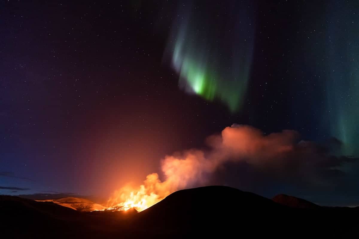 Aurora boreal sobre el volcán Geldingadalir en ISlandia