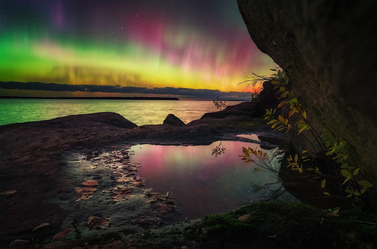 Colorida aurora boreal sobre un lago en Wisconsin