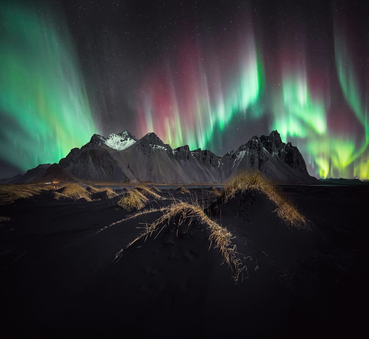 Aurora boreal sobre el Vestrahorn en Islandia