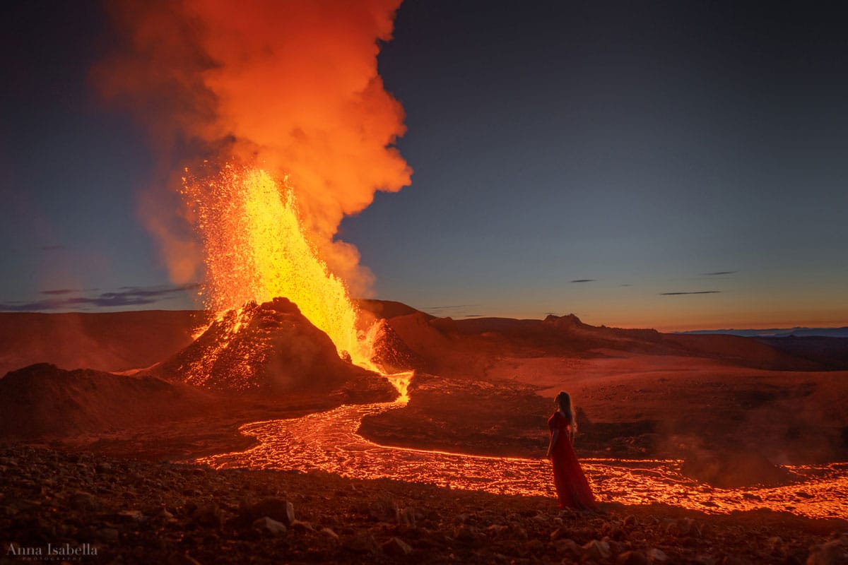 Retrato frente a un volcán en erupción por Anna Isabella Christensen