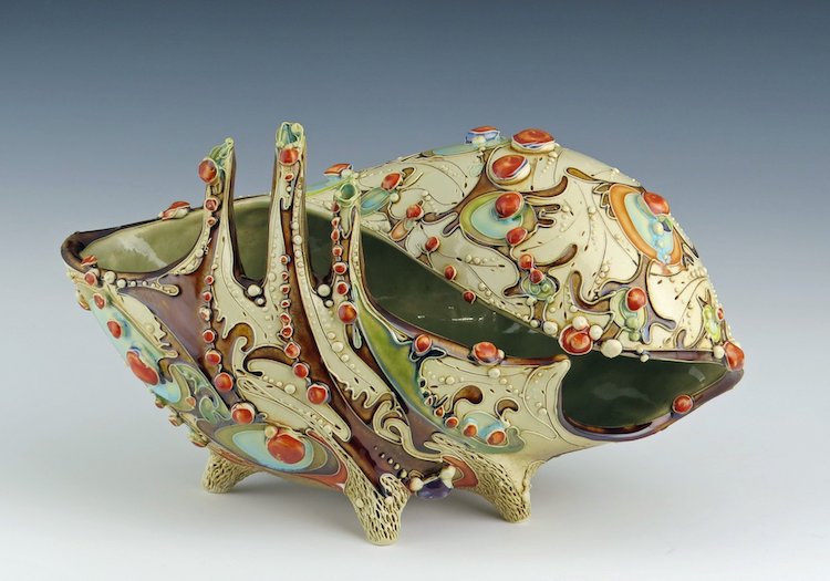 Sculture surreali in ceramica catturano la generosa bellezza e le forme spettacolari della natura di Carol Long