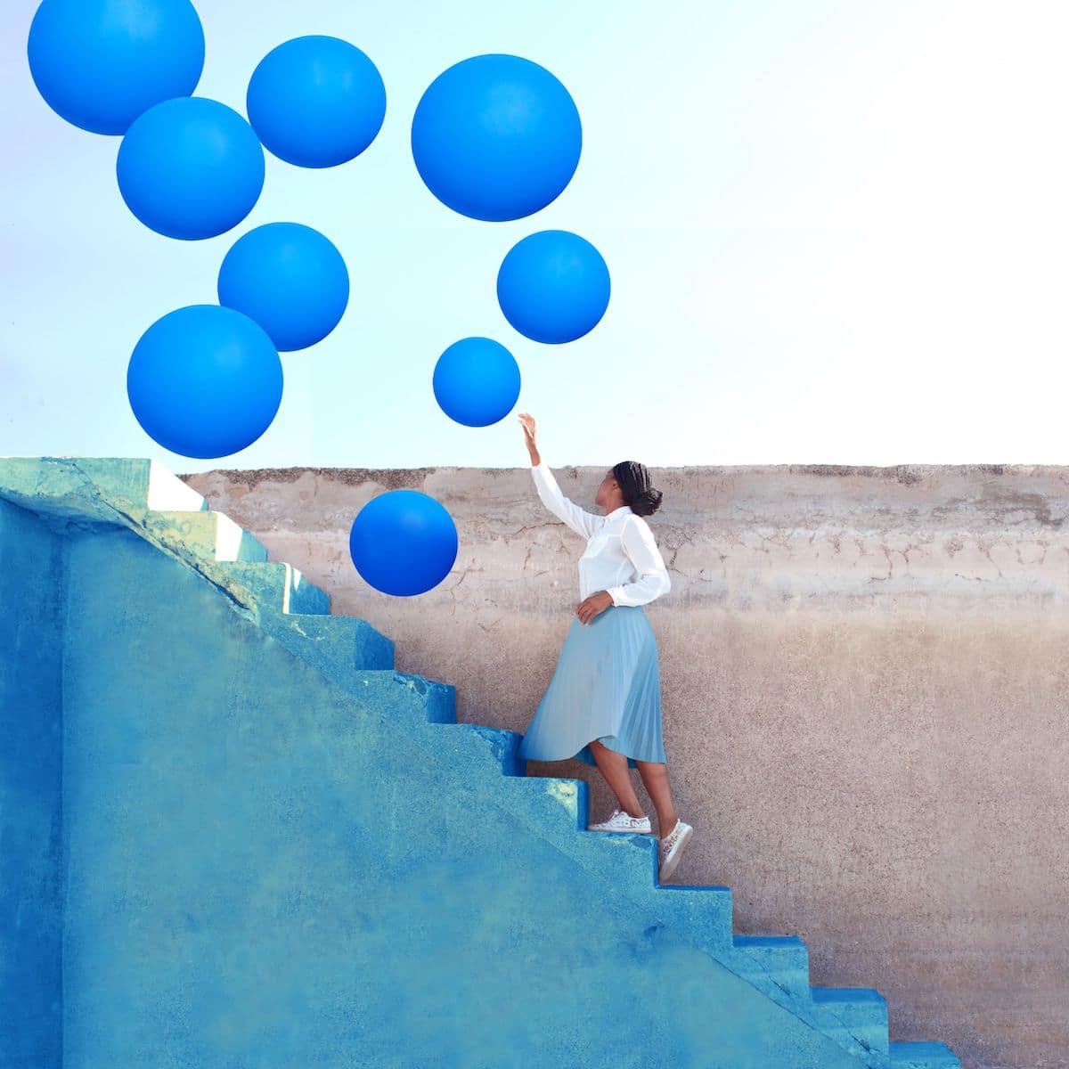 Autorretrato con globos azules por Fares Micue