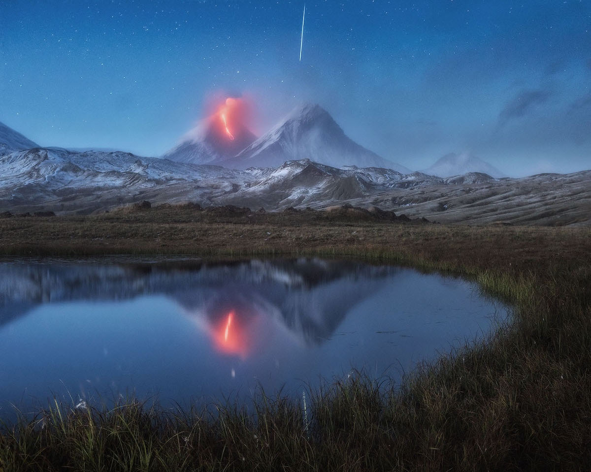 Meteorito cayendo sobre un volcán por Daniel Kordan