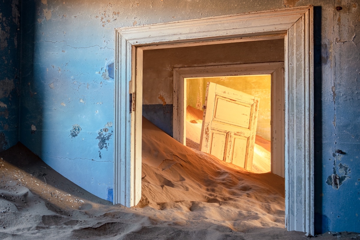 Habitación llena de arena por James Kerwin